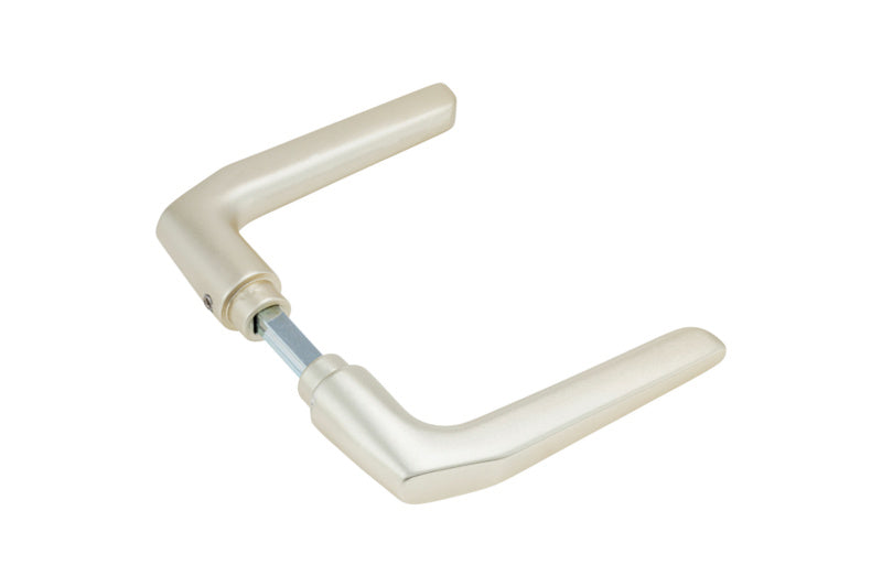 Türdrücker aus Aluminium mit Neusilber-Finish für Wohn- und Privatbereich, ergonomisch geformt.