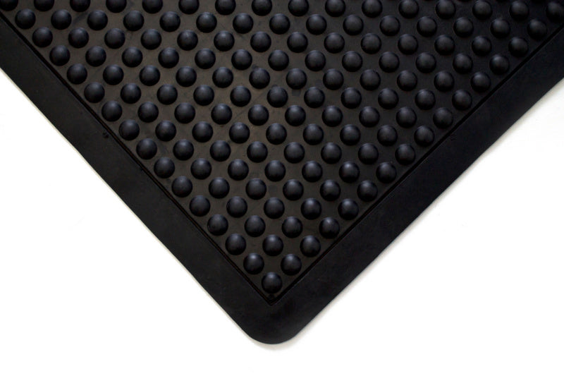 Schwarze rutschfeste Bodenmatte mit strukturierter Oberfläche für sicheren Stand im Handwerk.