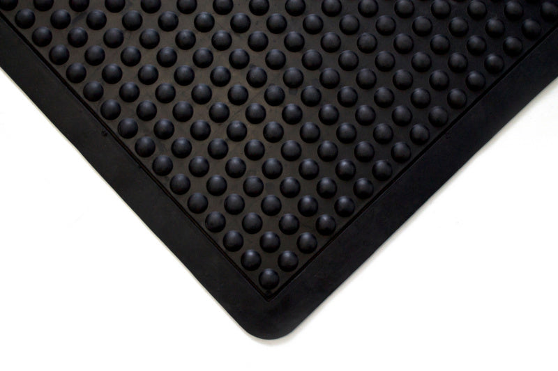 Schwarze Bodenmatte mit rutschfester Oberfläche und schallabsorbierenden Eigenschaften.