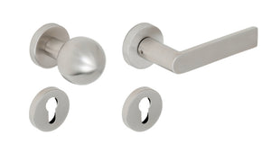 Edelstahl-Türdrücker für Wohn- und Privatbereich mit modernem Design und ergonomischer Form.