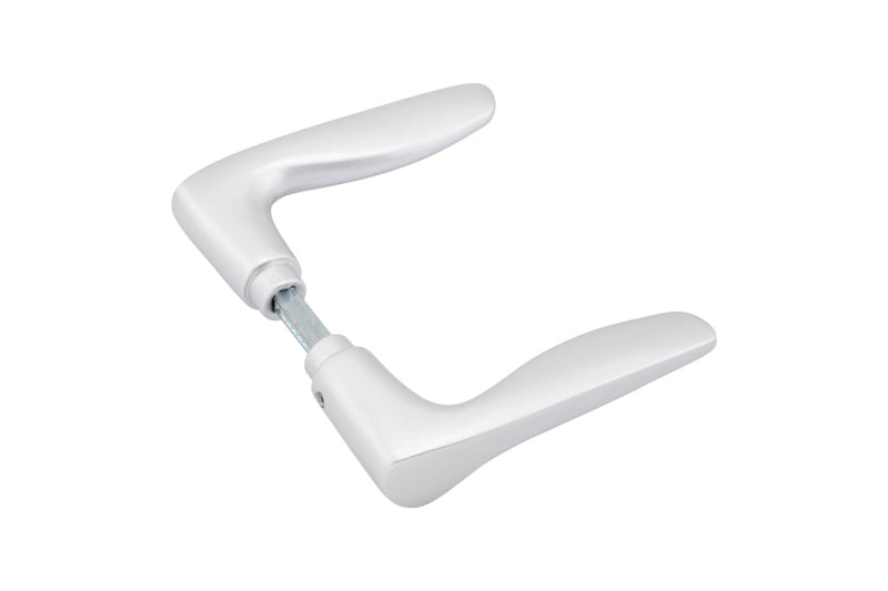 Silberner Türdrücker aus Aluminium mit ergonomischer Form für Wohn- und Privatbereiche.