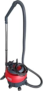Ein roter und grauer Nass- und Trockensauger mit Schlauch und Kabel.