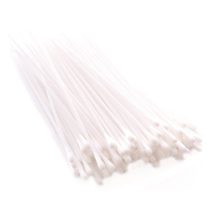 Ein Bündel weißer Wattestäbchen mit langen Stielen.