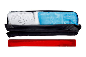 Rot und grau gestaltete Verbandtasche mit Erste-Hilfe-Artikeln nach DIN 13164.