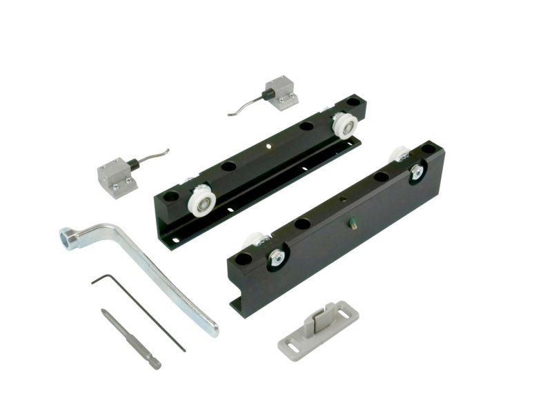 Schwarzer Schiebetürbeschlag aus pulverbeschichtetem Stahl für Zimmertüren bis 40 mm Stärke.