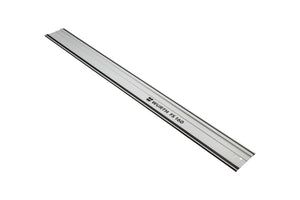 Verschiedene Elektrosägen-Zubehörteile wie Sägeblätter und Führungsschienen für präzise Schnitte.