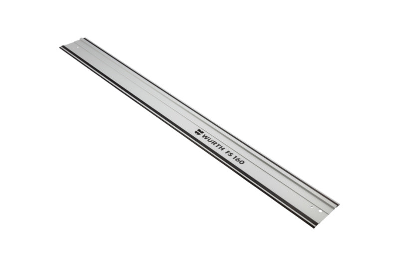 Verschiedene Elektrosägen-Zubehörteile wie Sägeblätter und Führungsschienen für präzise Schnitte.