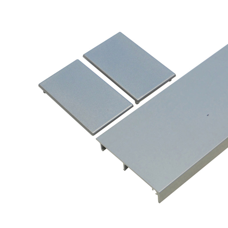 Silberner Schiebetürbeschlag mit modernem Design für Zimmertüren und Schränke.