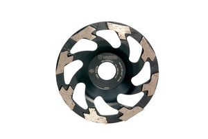 Runder Schleiftopf mit Diamantbeschichtung und segmentiertem Rand für effizientes Schleifen.