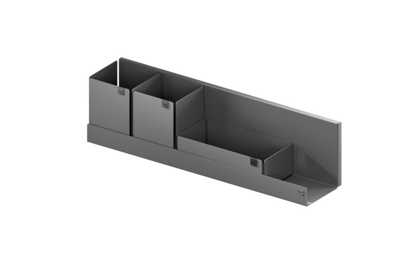 Modulares Regalsystem mit robusten Regalen zur Aufbewahrung von Werkzeugen und Materialien.