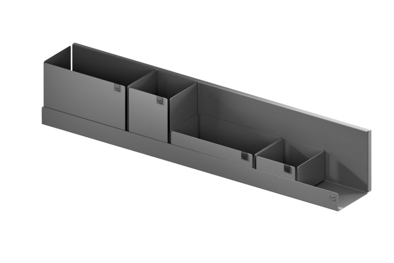 Modulares Regalsystem aus robustem Material zur Werkstattorganisation mit mehreren Fächern und Zubehör.