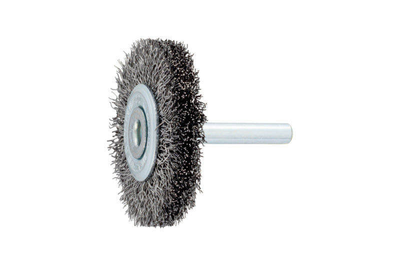 Schaftrundbürste Bohrmaschine SHFTRDBURST mit ergonomischem Griff und mehreren Bürstenaufsätzen.