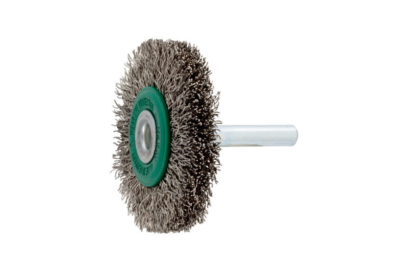Schaftrundbürste Bohrmaschine SHFTRDBURST mit ergonomischem Griff und verschiedenen Bürstenaufsätzen.
