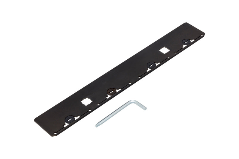 Elektrosägen Zubehörset mit verschiedenen Sägeblättern und Führungsschienen für präzise Schnitte.