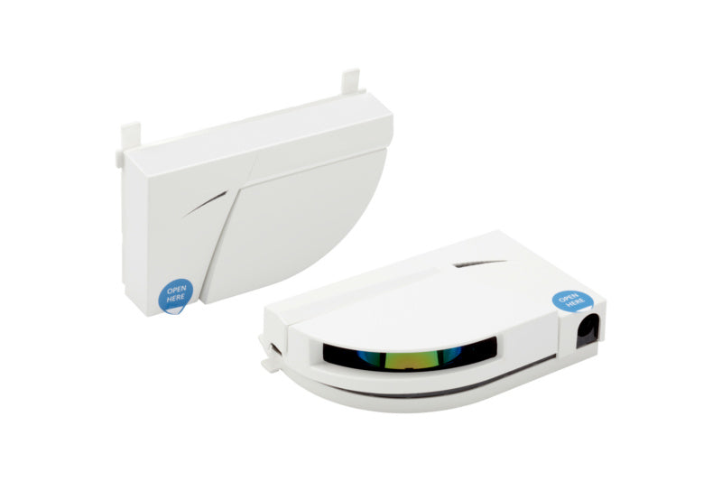 Weißes FLATSCAN-SET Zubehör für Drehflügeltürantrieb mit mehreren Komponenten in modernem Design.