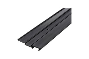 Braune Türanschlagleiste TRANSHLGLST-R1011, 6x32x2750 mm mit integrierten Löchern zur Montage.