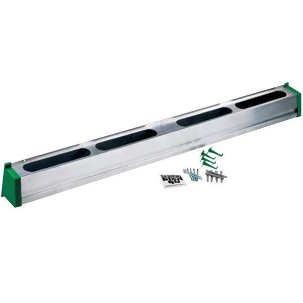 Ein silbernes Aluminium-Reinigungswerkzeug mit grünen Endkappen und Zubehör.