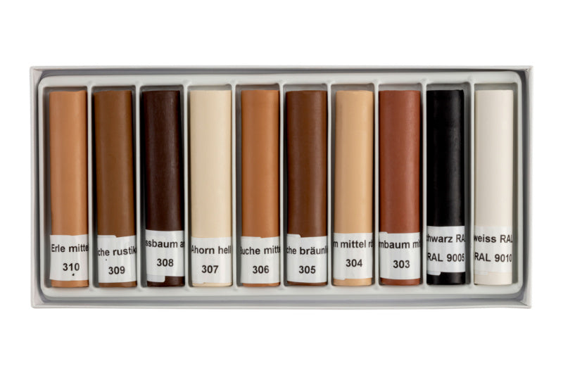 Retuschierwachs-Set mit verschiedenen Farben zur Ausbesserung von Holz und Möbeloberflächen.