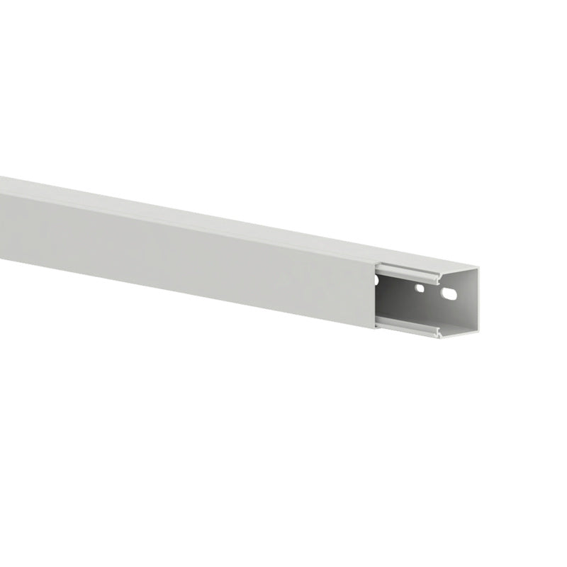 Weißer Leitungsführungskanal aus robustem Material zur ordentlichen und sicheren Kabelverlegung.