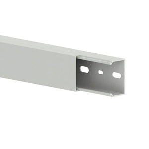 Weißer Leitungsführungskanal aus robustem Material zur ordentlichen und sicheren Kabelverlegung.