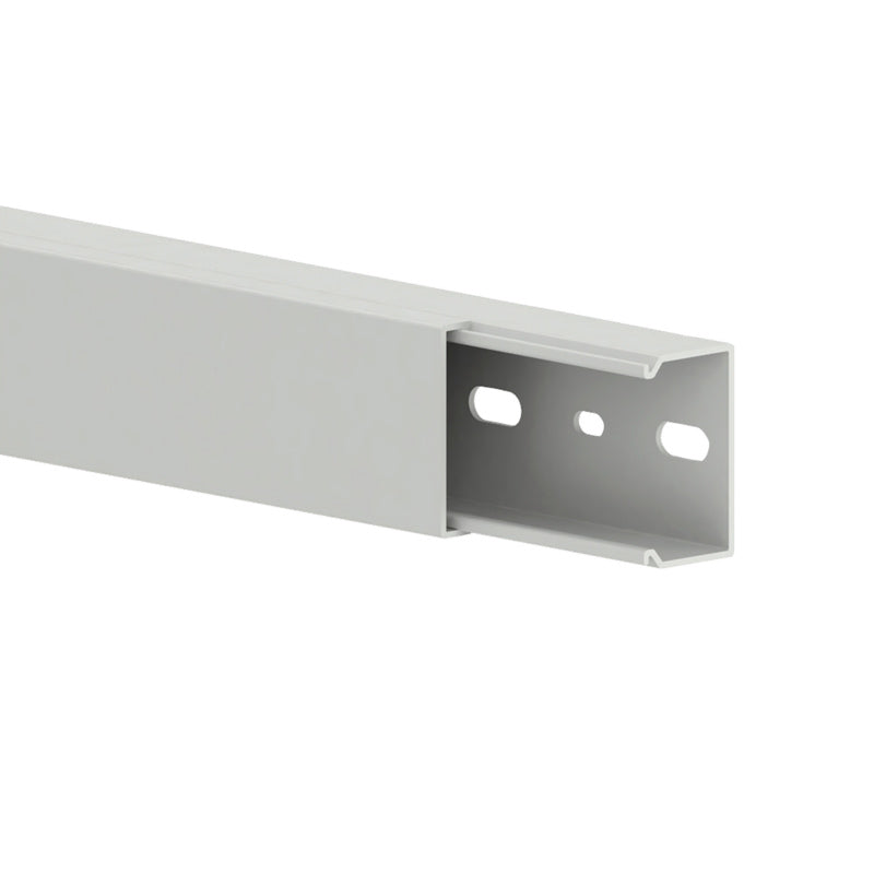 Weißer Leitungsführungskanal aus robustem Material zur ordentlichen und sicheren Kabelverlegung.
