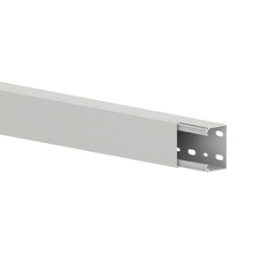 Leitungsführungskanal-INSTLKNL in neutralem Design zur sicheren Kabelverlegung und -organisation.