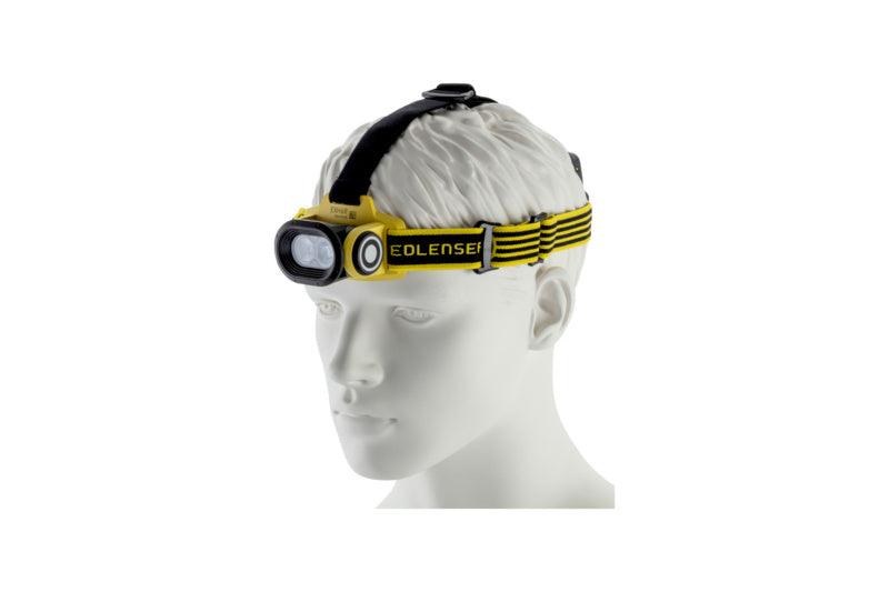 Akku-Stirnleuchte mit verstellbarem Kopfband und bis zu 500 Lumen Helligkeit.