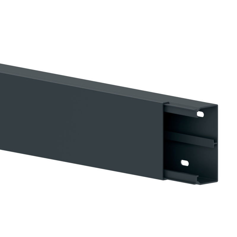 Weißer Leitungsführungskanal INSTLKNL aus robustem Material zur ordentlichen Kabelverlegung an Wand oder Decke.