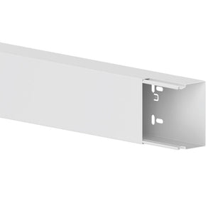 Leitungsführungskanal aus robustem Stahlblech mit glatter Oberfläche und entgrateten Kanten.