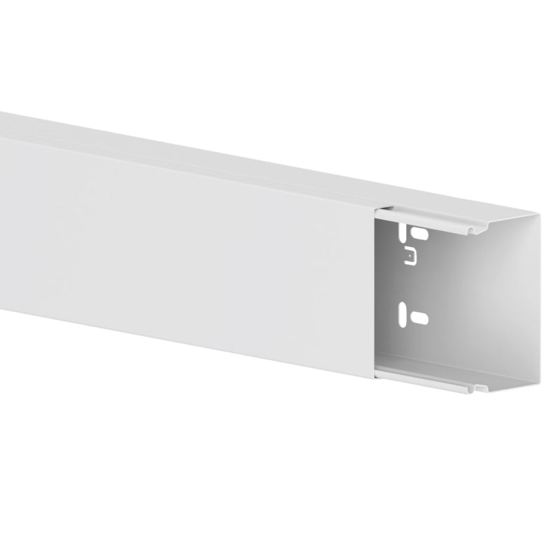 Leitungsführungskanal aus robustem Stahlblech mit glatter Oberfläche und entgrateten Kanten.