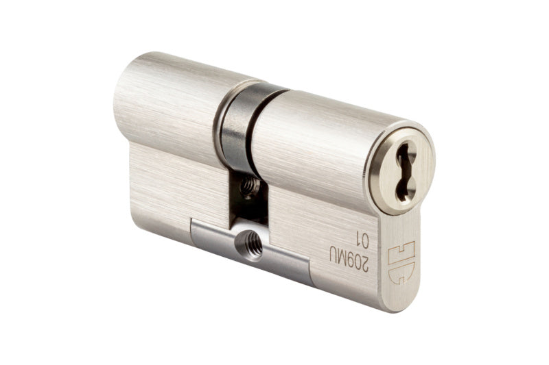 Schließanlage mit mehreren Schlüsseln und robustem Zylinder aus hochwertigem Nickel.