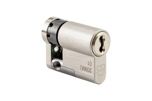 Bild der Schließanlage mit vier Halbzylindern in modernem Design für Sicherheit und Funktionalität.