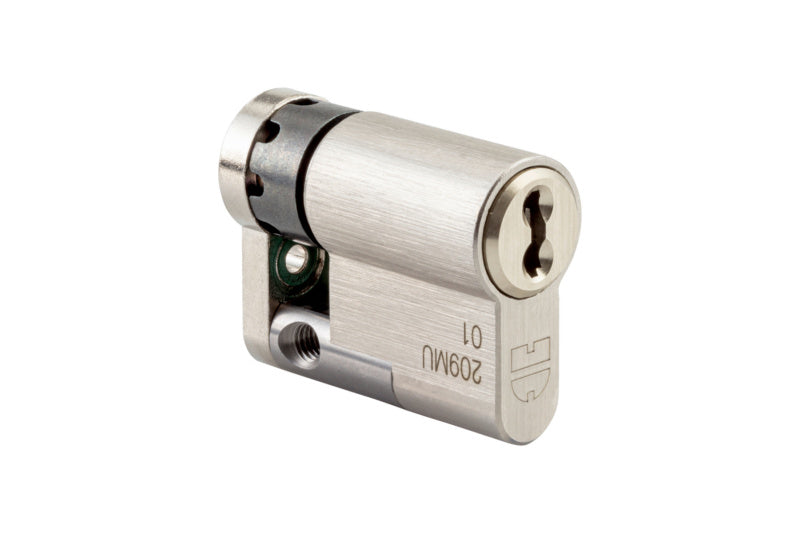 Bild der Schließanlage mit vier Halbzylindern in modernem Design für Sicherheit und Funktionalität.