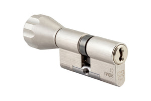 Hochwertige Schließanlage mit vier Schlüsselzylindern für optimale Sicherheit und Benutzerfreundlichkeit.