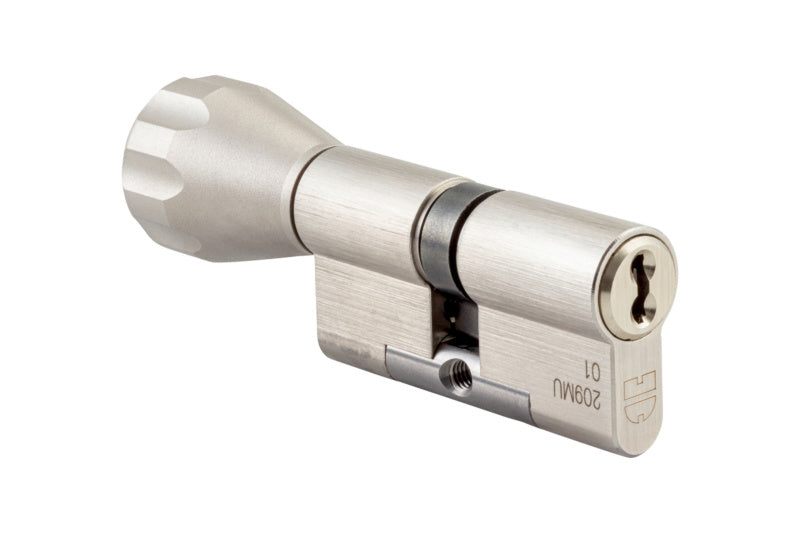 Hochwertige Schließanlage mit vier Schlüsselzylindern für optimale Sicherheit und Benutzerfreundlichkeit.