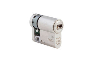 Schließanlage Akura 44 Halbzylinder mit robustem Design und mehreren Schlüsseln für Handwerker.