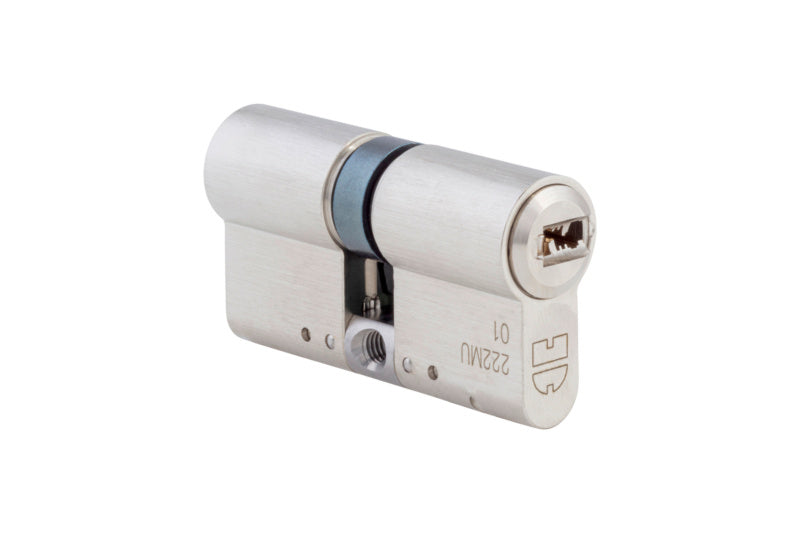 Schließanlage Akura 44 mit mechanischen und elektronischen Komponenten für hohe Sicherheit.