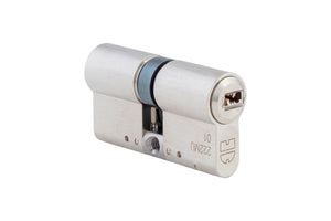 Erweiterung der robusten Schließanlage Akura 44 mit mehreren Schlüsseln für flexible Nutzung.