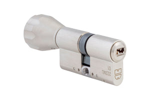 Bild der Schließanlage Akura 44 KNFZYL mit Zylindern und Schlüsseln in verschiedenen Größen.