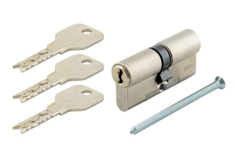 Robuste Schließanlage mit vier Schlüsseln und wetterfestem Design für Handwerksbetriebe.