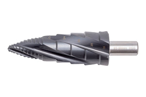 Stufenbohrer mit Spiralform und mehreren Bohrstufen aus gehärtetem Stahl mit Zentrierspitze.