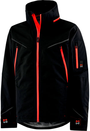 Schwarze und rote Wetterschutzjacke mit verstellbarer Kapuze und zwei Reißverschlusstaschen.