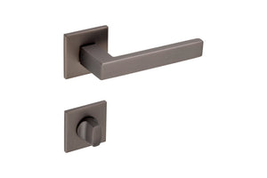 Edelstahl-Türdrücker mit ergonomischem Griff und modernem Design für Wohn- und Privatbereiche.