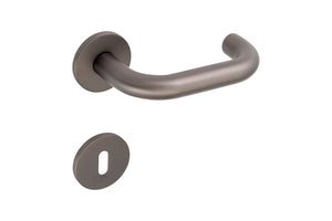 Edelstahl-Türdrücker für Wohn- und Privatbereiche mit ergonomischer Form und einfacher Montage.