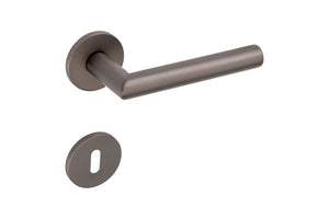 Edelstahl-Türdrücker mit ergonomischem Griff und matten Oberflächen für Wohn- und Privatbereiche.