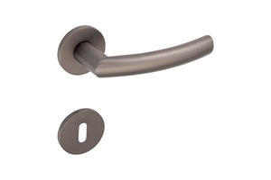 Edelstahl-Türdrücker mit gebürsteter Oberfläche und ergonomischem Griff für Wohn- und Gewerbebereich.