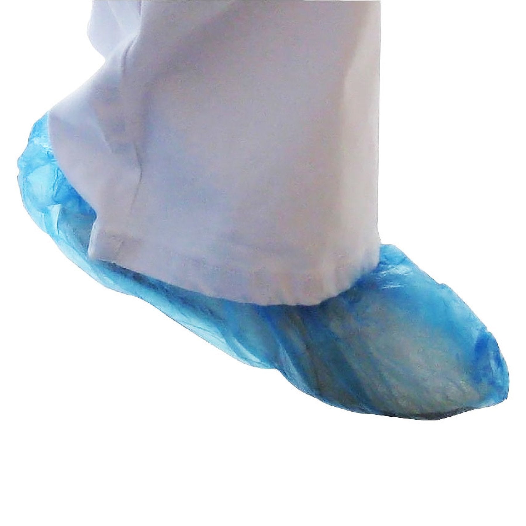 Ein blauer Einweg-Überschuh aus PE-Material über einem weißen Hosenbein.