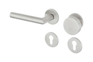 Edelstahl-Türdrücker mit ergonomischem Design und versteckter Befestigung für private Bereiche.