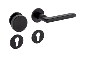 Edelstahl-Türdrücker mit ergonomischer Form und eleganter, zeitloser Gestaltung für Wohnbereiche.