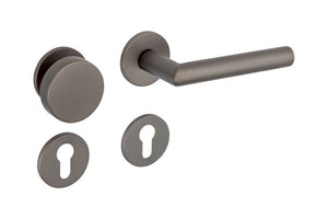 Edelstahl-Türdrücker mit ergonomischem Design und versteckter Befestigung für Innenräume.